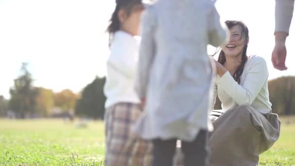 Madre Tomando Fotos Los Niños — Vídeos de Stock