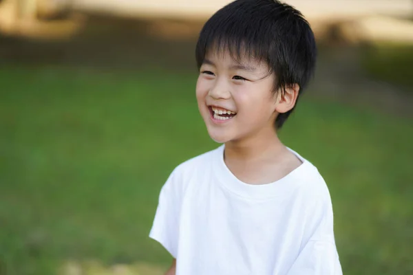 Bild Eines Lächelnden Jungen — Stockfoto
