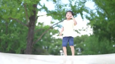 Oynayan bir çocuğun görüntüsü 