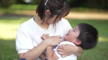 Gülümseyen ebeveyn ve çocuk 