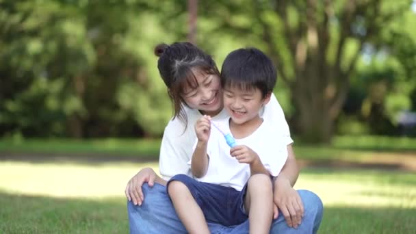 Foreldre Barn Som Leker Med Såpebobler – stockvideo
