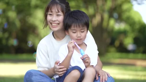 Genitori Bambini Che Giocano Con Bolle Sapone — Video Stock