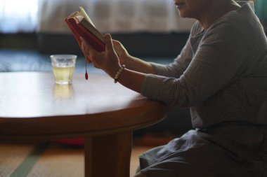 Kitap okuyan bir kadın resmi 