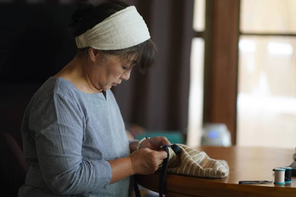 Woman Handcrafting Bag — стоковое фото