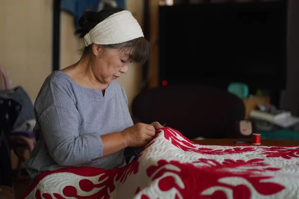 Женщина Делающая Гавайское Одеяло — стоковое фото