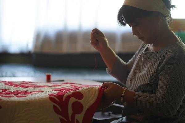 Una Mujer Haciendo Una Colcha Hawaiana — Foto de Stock