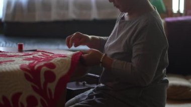 Hawaii yorganı yapan bir kadın. 