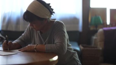 kadın bir mektup yazma 