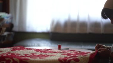 Hawaii yorganı yapan bir kadın. 