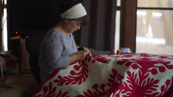 Μια Γυναίκα Που Φτιάχνει Χαβανέζικο Πάπλωμα — Αρχείο Βίντεο