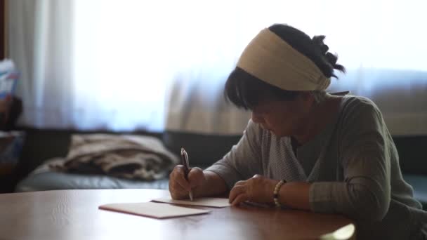 Женщина Пишет Письмо — стоковое видео