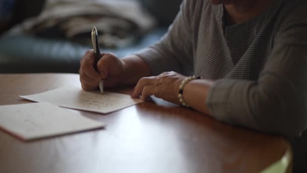 Mulher Escrevendo Uma Carta — Vídeo de Stock