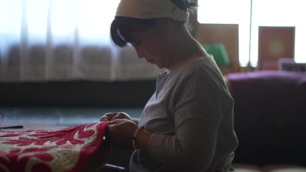 ハワイのキルトを作る女性 — ストック動画