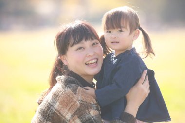 Gülümseyen ebeveyn ve çocuk 