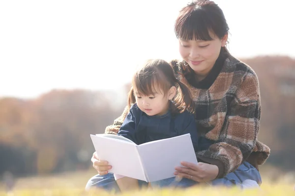 Parents Children Reading Picture Books — Stock Photo, Image