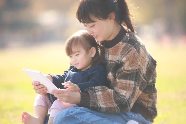 Ebeveynler ve çocuklar resim kitapları okuyor.