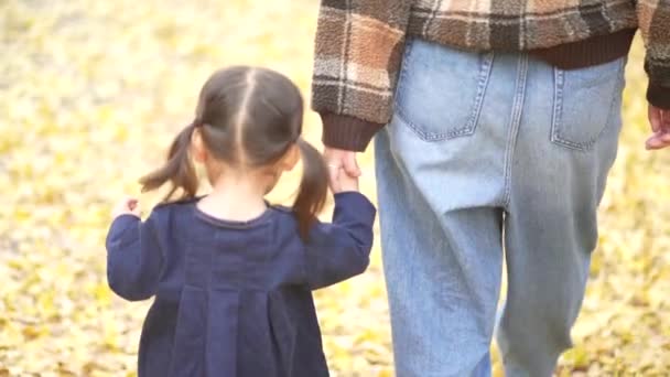 Ebeveynler Çocuklar Ele Yürüyorlar — Stok video