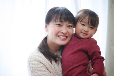 Gülümseyen ebeveyn ve çocuk 