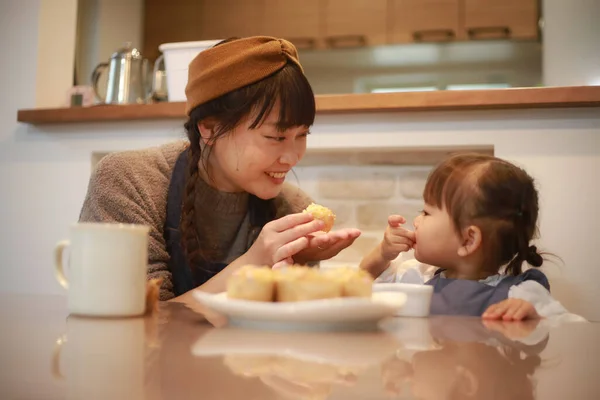 Parents Children Eating Homemade Sweets — Fotografia de Stock