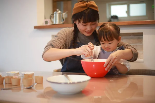 お菓子を作る親子 — ストック写真