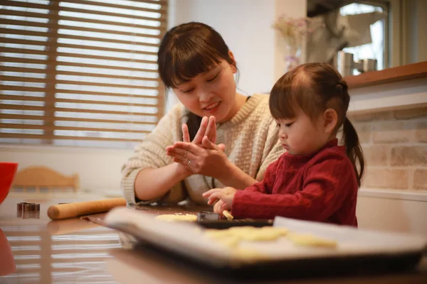 お菓子を作る親子 — ストック写真