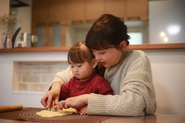 お菓子を作る親子 — ストック写真