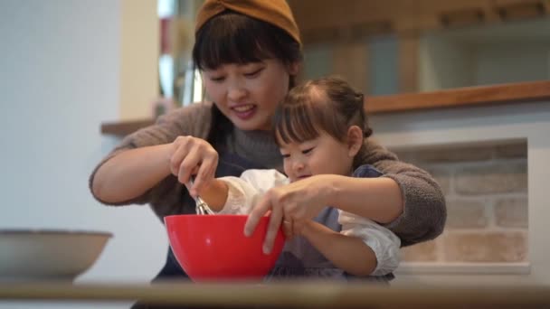 お菓子を作る親子 — ストック動画