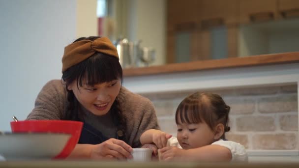 お菓子を作る親子 — ストック動画