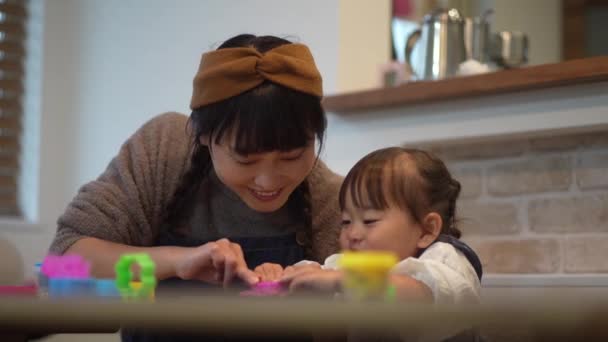 粘土で遊ぶ親子 — ストック動画