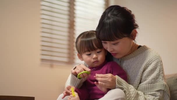 Parents Children Who Cut Nails — 图库视频影像