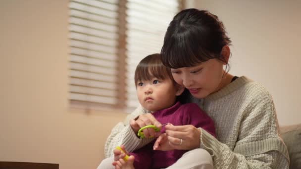 Parents Children Who Cut Nails — Vídeos de Stock