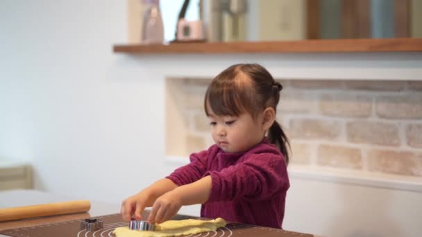 Εικόνα Ενός Κοριτσιού Που Φτιάχνει Γλυκά — Αρχείο Βίντεο