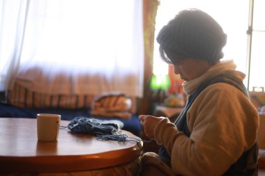 Female hand-knitting neck warmer 