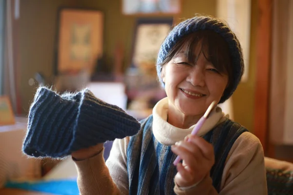 Female Hand Knitting Neck Warmer — Stock Photo, Image