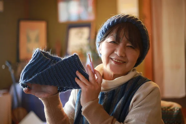 Female Hand Knitting Neck Warmer — стоковое фото
