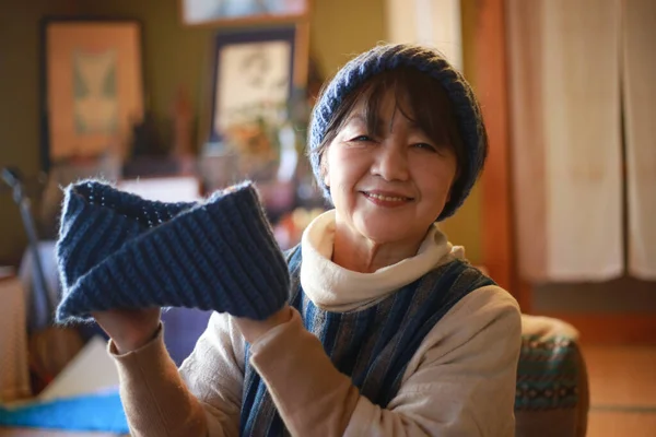 Female Hand Knitting Neck Warmer — Stok fotoğraf