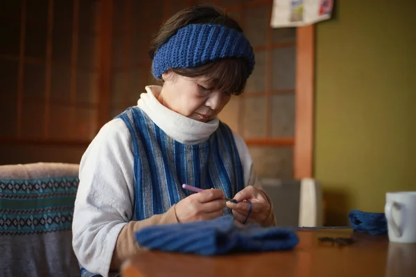 Female Hand Knitting Neck Warmer — ストック写真