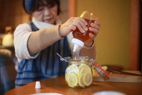 Woman Making Honey Pickles Lemon — Fotografia de Stock