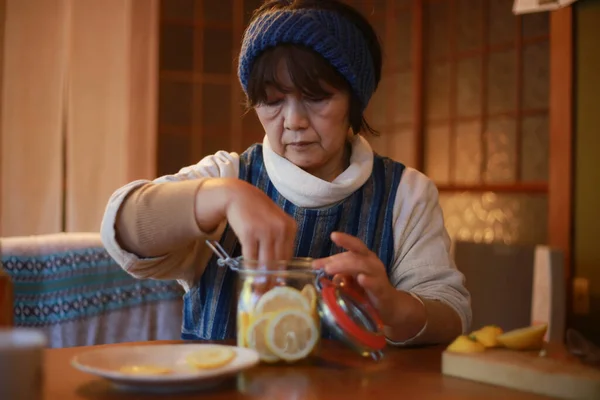 Woman Making Honey Pickles Lemon — Stock Photo, Image
