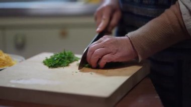 Yemek pişiren bir kadın resmi 