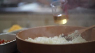 Yemek pişiren bir kadın resmi 
