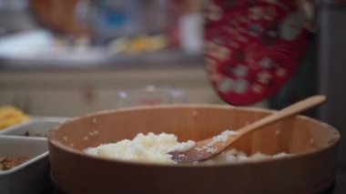 Yemek pişiren bir kadın resmi 