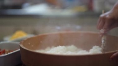 Yemek pişiren bir kadın resmi 