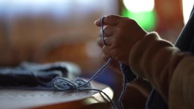 Female hand-knitting neck warmer 