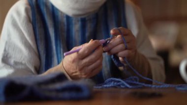 Female hand-knitting neck warmer 