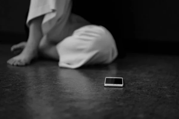 Μια Γυναίκα Που Βάζει Smartphone Της Στο Πάτωμα Και Έχει — Φωτογραφία Αρχείου