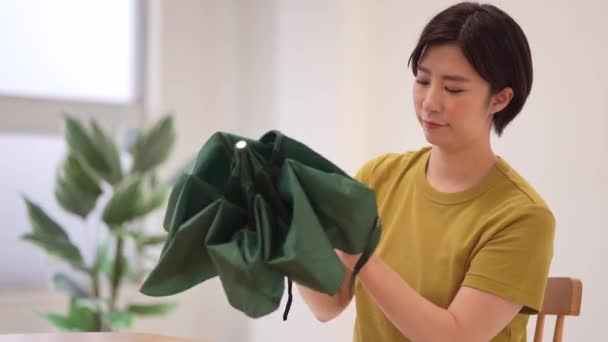 Image Woman Folding Folding Umbrella — Stok video