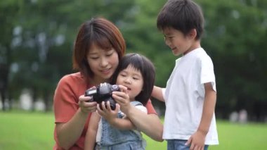 Ele geçirilen resmi gören ebeveyn ve çocuk 