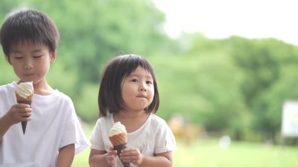 Children Eating Soft Serve — Vídeo de stock