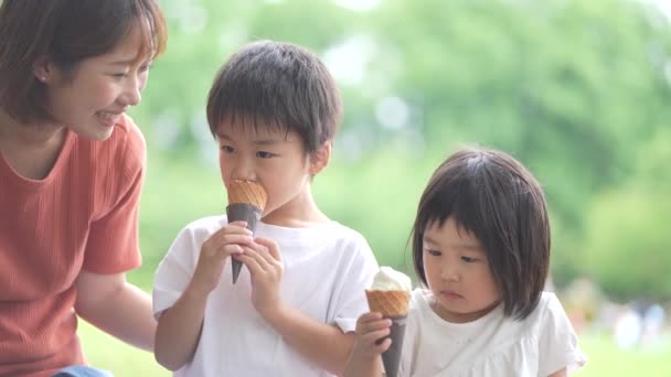 Parents Children Eating Soft Serve Ice Cream — ストック動画